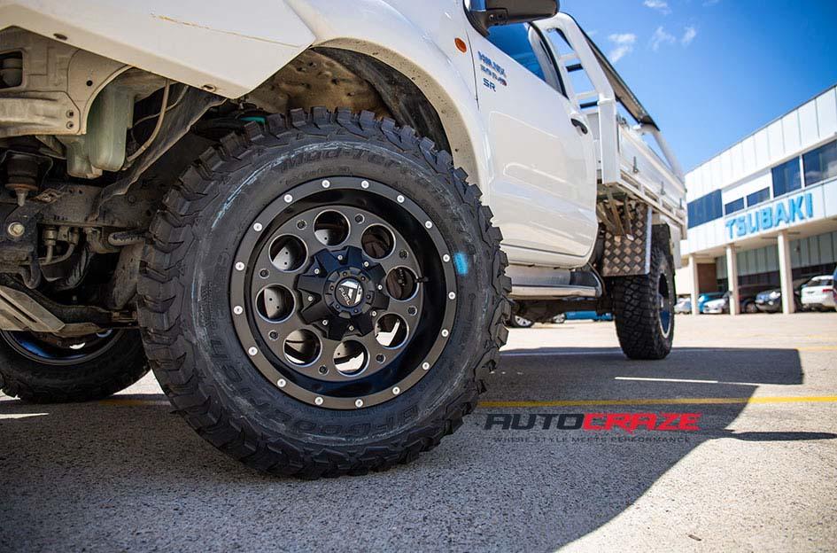 TOYOTA HILUX N70 4WD REVOLVER GLOSS BLACK WITH MILLED ACCENTS